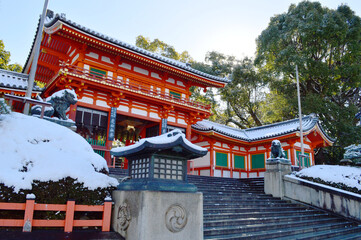 積雪の京都市東山の八坂神社の西楼門が美しい