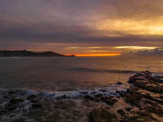 Obraz premium Sunrise over the sea with high cloud filled sky
