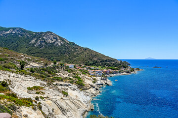 Fototapeta premium Pomonte, Badeort, Strand, Felsen, Küste, Bucht, Wassersport, Elba, Insel, Bergstrasse, Meer, Toskana, Toskanischer Archipel, Segelschiffe, Sommer, Italien
