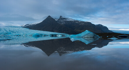 Fototapeta na wymiar Glacier lake in Iceland