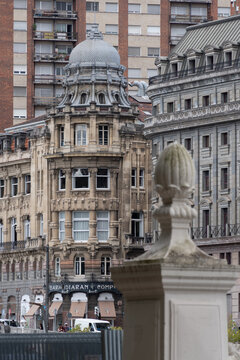 fachada de un edificio en la ciudad