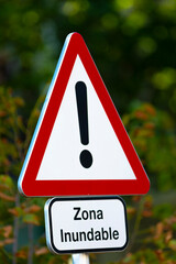 Señal de tráfico de advertencia (peligro) de zona inundable