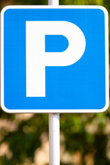 Señal de tráfico cuadrado azúl con la letra "P" de parking