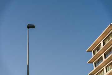 Fototapeta na wymiar paisaje urbano de farola junto a equina de un edificio comercial 