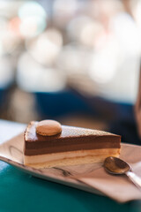 Trozo de tarta de tres chocolates sobre plato en chiringuito de verano