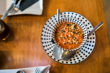 Comida en gastro bar sobre mesa de madera