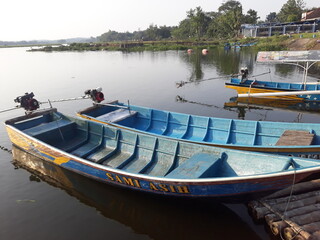 Fototapeta na wymiar closed up tourist wooden boat on the lake