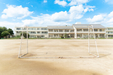 田舎の小学校のサッカーゴールと青空