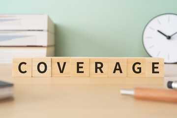 カバレッジのイメージ｜「COVERAGE」と書かれたブロックが置かれたデスク
