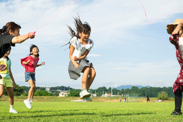 縄跳びをする小学生の女の子　日本人 - obrazy, fototapety, plakaty