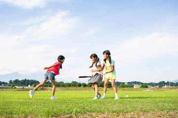 子どもの野球　草野球　女子　女の子　日本人　スポーツ