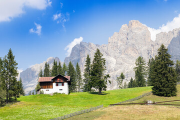 Fototapeta na wymiar Casa de montaña cerca de Carezza (Dolomitas)