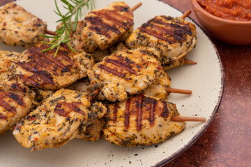 brochettes de poulet grillées dans une assiette