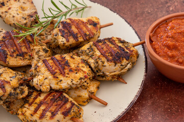 brochettes de poulet grillées dans une assiette