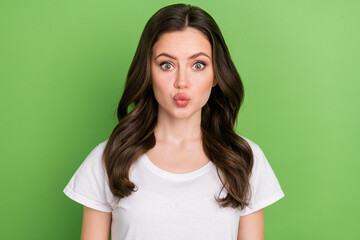 Obraz premium Photo of cute impressed young lady wear white t-shirt lips pouted isolated green color background