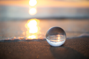夕暮れの砂浜と水晶玉