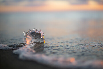 夕暮れの砂浜と水晶玉