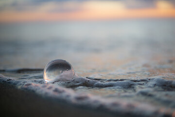 夕暮れの砂浜と水晶玉