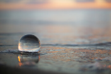 夕暮れの砂浜と水晶玉