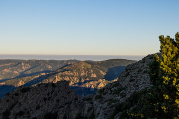 Fototapeta na wymiar Vue au lever du soleil sur l'Hérault et le Parc naturel du Haut-Languedoc, et la Vallée de l'Orb depuis le sommet du Mont Caroux