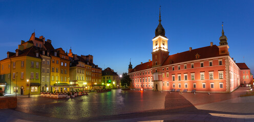 Fototapeta na wymiar Warsaw. Castle Square in the night illumination at dawn.