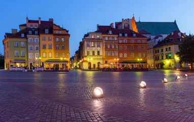 Fototapeta na wymiar Warsaw. Castle Square in the night illumination at dawn.