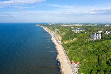 Obraz premium Summer Baltic Sea with embankment for promenade In Svetlogorsk. Kaliningrad region. Aerial view