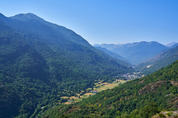 Fototapeta na wymiar Panorámica del Valle de Arán desde Bossost