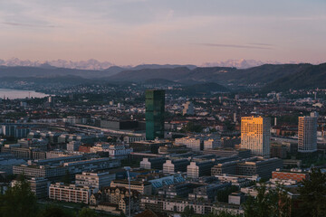 Fototapeta na wymiar Aussicht über die Stadt Zürich mit dem Prime Tower im Mittelpunkt.