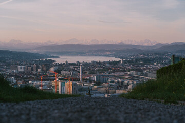 Obraz premium Schönste Aussicht über die Stadt Zürich bis in die Alpen. Fotografiert von der Waid bei Sonnenaufgang.