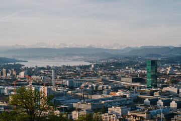Fototapeta na wymiar Schönste Aussicht über die Stadt Zürich bis in die Alpen. Fotografiert von der Waid. 