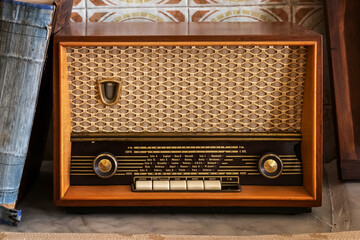 Ancient radio. Used to listen to music and news before the advent of television.