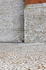 Naklejka premium ściana z kamienia w średniowiecznym klimacie o białej kolorystyce. 