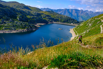 Escursionista in salita dal lago Sella, Passo del San Gottardo, verso il Pizzo Centrale, Svizzera