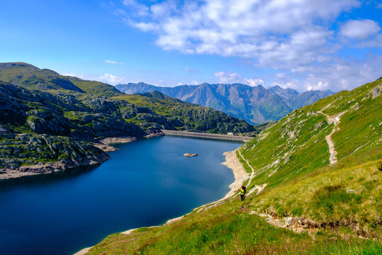 Escursionista in salita dal lago Sella, Passo del San Gottardo, verso il Pizzo Centrale, Svizzera