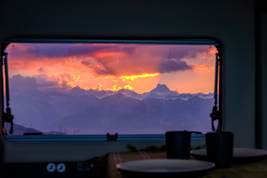 Tramonto dalla finestra del camper sul Passo della Novena, Svizzera