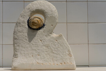 El ojo del mar. Escultura de mármol y fósil