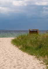 D&uuml;nenweg mit Strandk&ouml;rben zum Strand Timmendorf auf der Insel Poel Ostsee