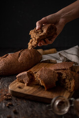 DARK PHOTOGRAPHY DE PAN ARTESANAL CON MANO EN ACCION