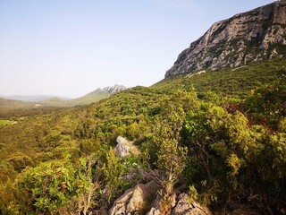 paysage sauvage du pic saint loup, hérault, occitanie, france