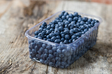 Fototapeta na wymiar blueberries in a box on the table