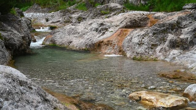 Sehr schöner Bergbach mit klarem Wasser in der Wolfsschlucht nahe Wildbad Kreuth