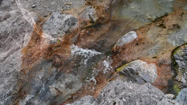 Felsiger Bergbach mit sehr klarem Wasser sch&ouml;nen Steinen