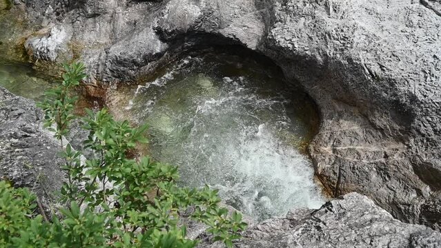 Sehr sch&ouml;nes Becken mit klarem und frischen Wasser in einem Bergbach in Slow Motion 120pfs (mit Wassersounds)