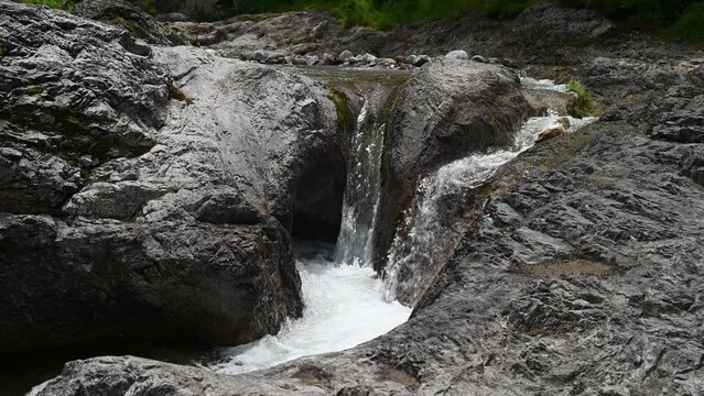 Felsiger Bergbach mit sehr klarem Wasser und sch&ouml;nem Wasserfall bei der Wolfsschlucht