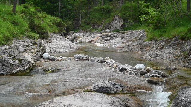 Schöner Bachlauf eines Bergbachs mit sehr klarem Wasser bei der Wolfsschlucht (mit Audio)