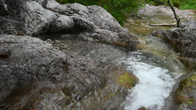 Das klare Wasser eines Bergbachs sprudelt &uuml;ber Felsen. Das Wasser ist sehr sauber und trinkbar. Im Sommer kann man in den Becken (Gumpen) baden gehen.