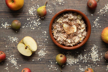 gekochter Haferbrei in Schale auf Tisch aus Holz