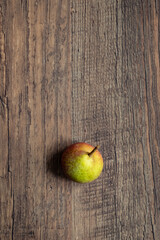 kleine Birne auf Tisch aus Holz