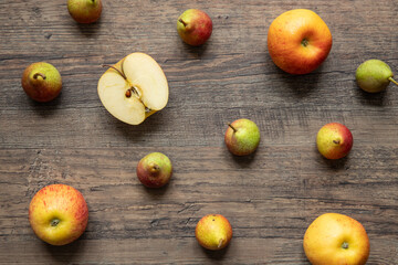 Obst mit Apfel und Birnen auf Tisch aus Holz